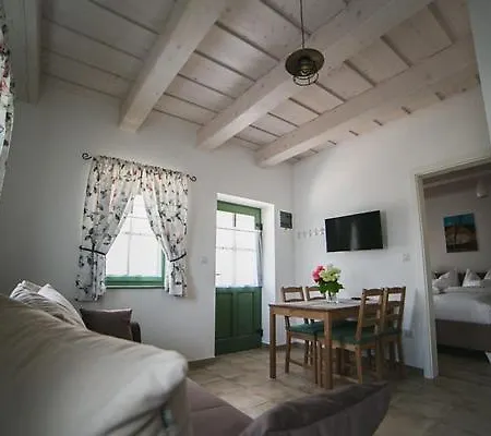 Borostyan Porta Appartement Lesencetomaj
