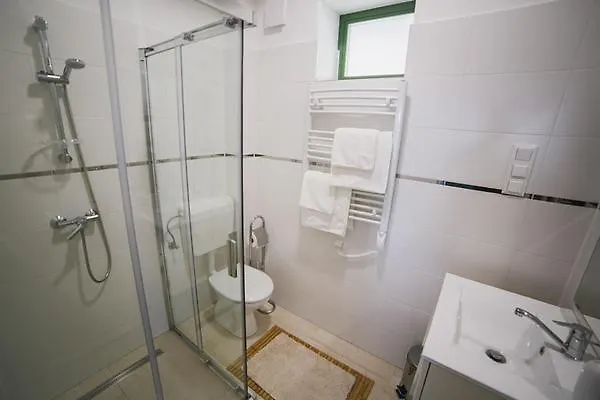 Borostyan Porta *