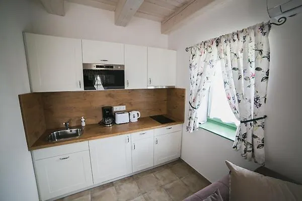 Borostyan Porta Lesencetomaj